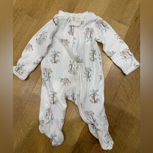 Carter’s Baby Footie Onesie Pajamas 😍 super cute print! - Size 3M / 3 Months